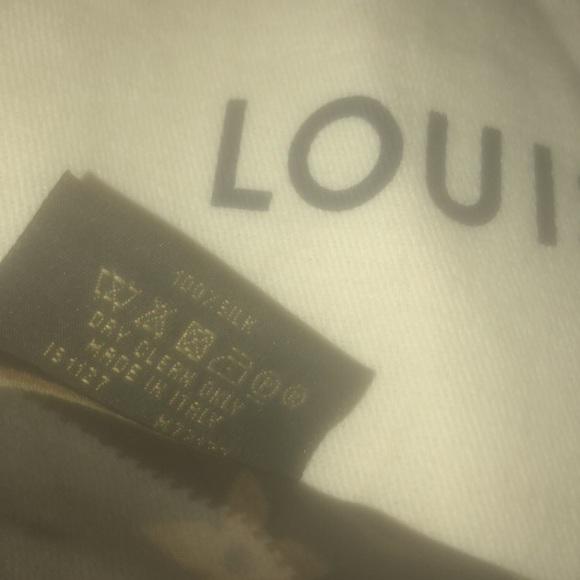 Louis Vuitton scarf ❤️ - Picture 1 of 3